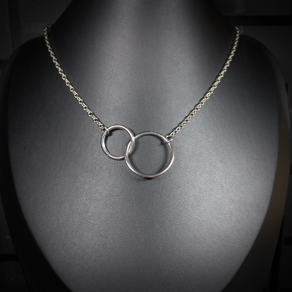 Collier à Anneaux Entrelacés