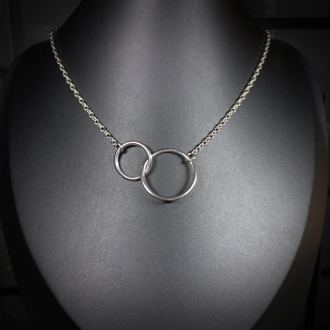 Collier à Anneaux Entrelacés