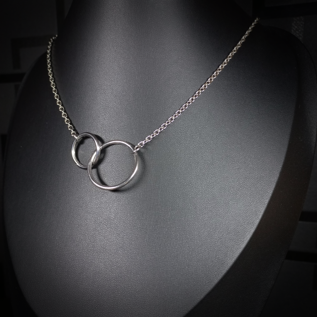 Collier à Anneaux Entrelacés