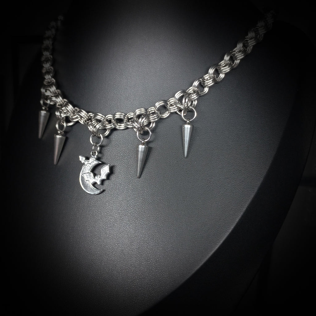 Collier Midnight – Moonbat Light